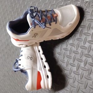 ON.    Cloudrunner.     Nearly new